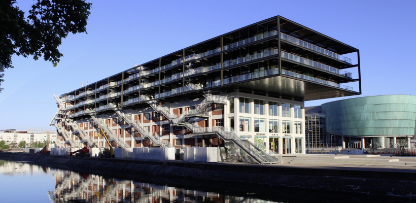 La surélévation des Docks de Strasbourg illustre superbement l'atout de l'acier sur le terrain de la densification. 