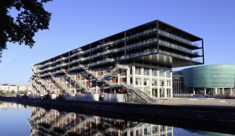 La surélévation des Docks de Strasbourg illustre superbement l'atout de l'acier sur le terrain de la densification. 